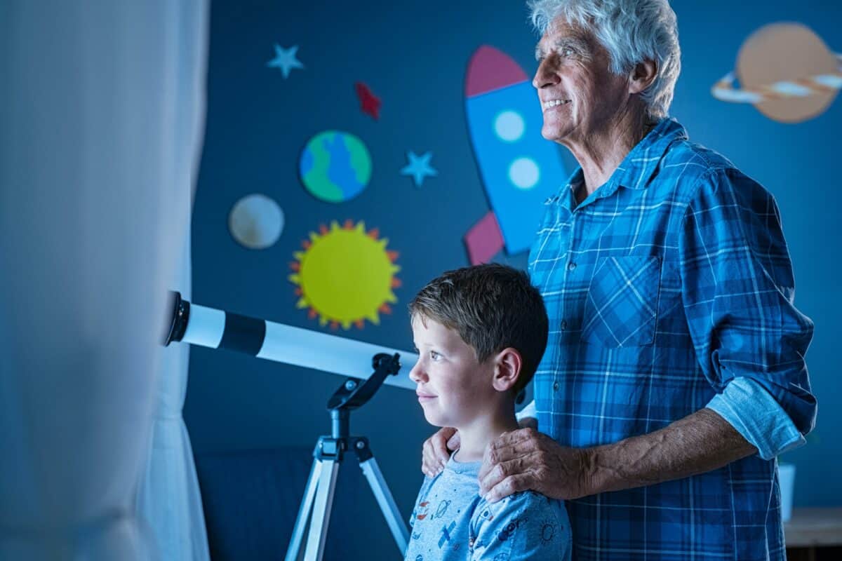 enfant et grand-père avec longue vue