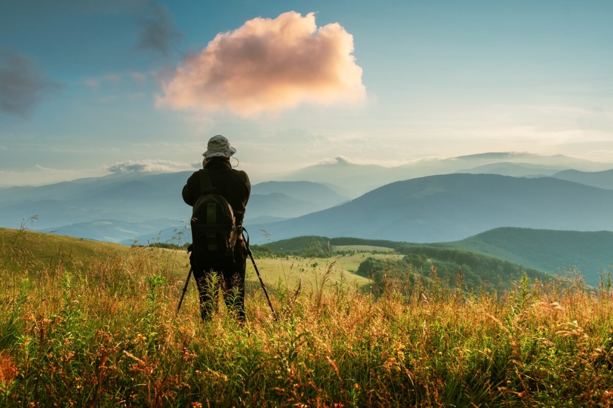 Silhouette d'un photographe avec des accessoires trépied