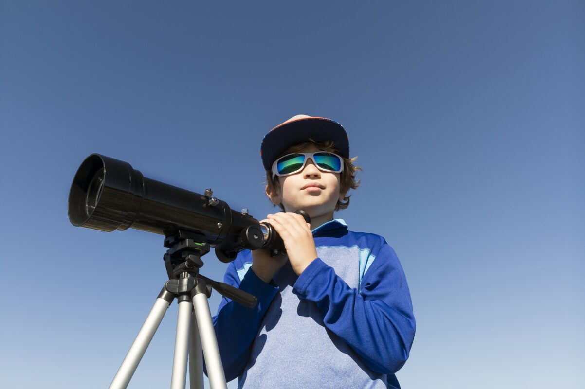 enfant avec longue vue